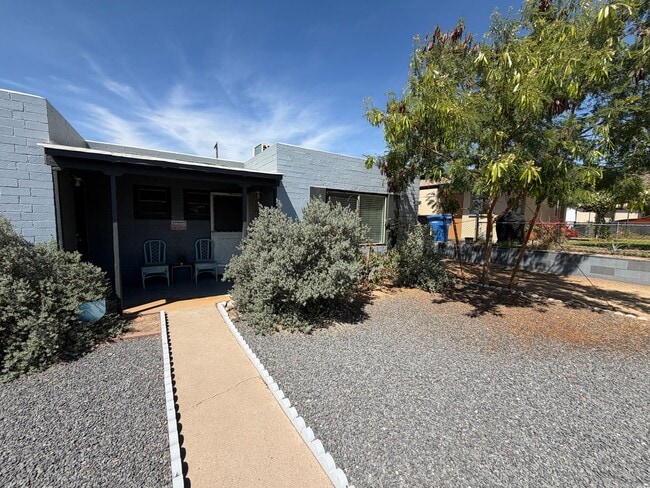 Photo - Furnished cozy 1 bedroom Duplex! House