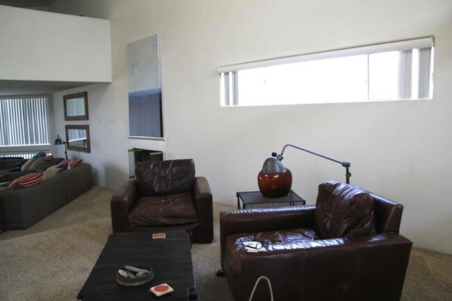 Building Photo - 6627 Vista Del Mar