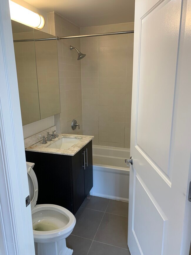 baño - 8315 Kew Gardens Rd