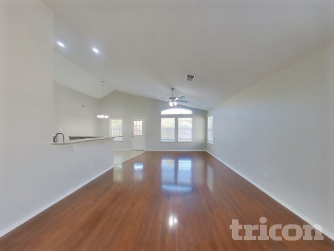 Foto del edificio - 347 Foster Ln