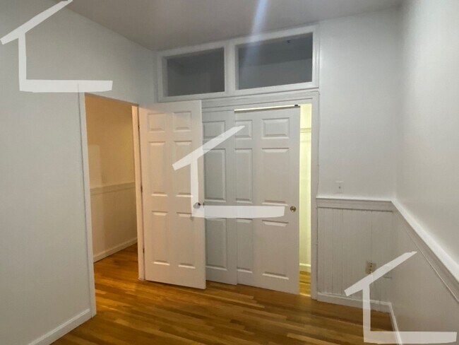 Foto del edificio - Large, sunny, pet friendly updated 3 bed u...