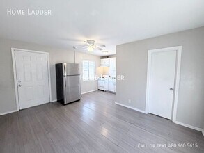 Building Photo - 927 S 35th Ave