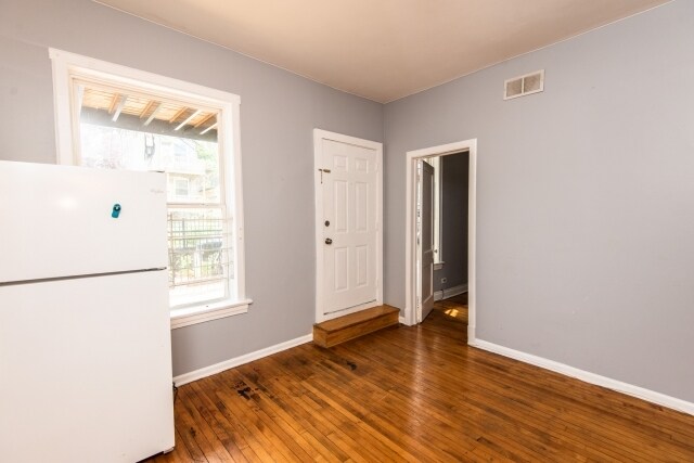 Foto del edificio - 2131 W Division St