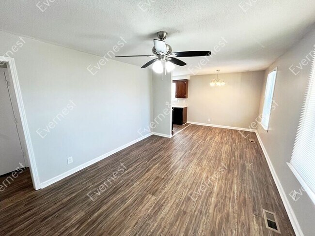 Building Photo - 385 Donna Dr