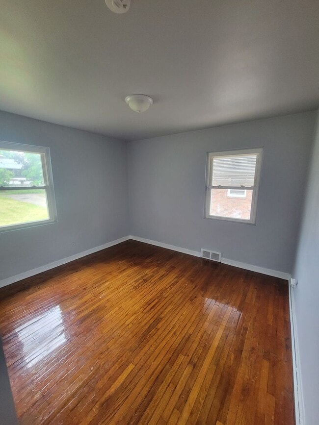 Building Photo - 3 Bedroom / 1.5 Bathroom House with Garage