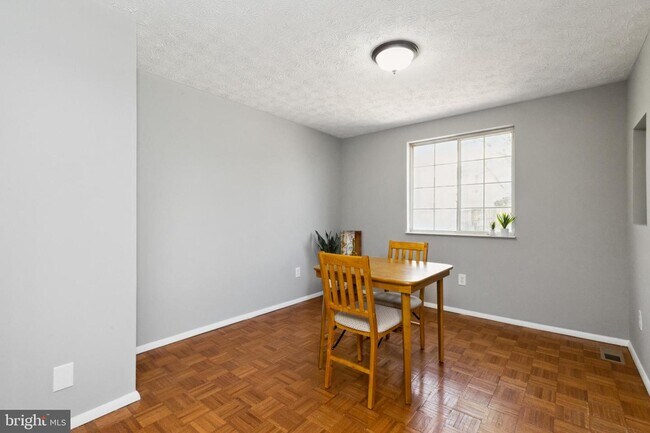Building Photo - 5932 Spruce Run Ct