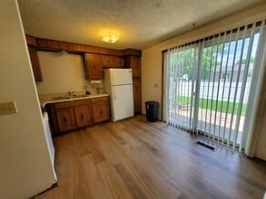 Building Photo - 612.5 Thomas Dr