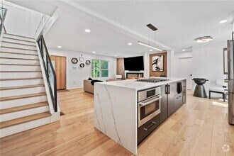 Building Photo - 320 Kelso Dr SW