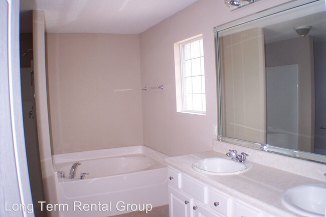 Building Photo - 4 br, 3 bath House - 528 Sheffield Ave.