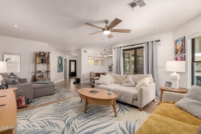 Foto del edificio - Gorgeous 3 bedroom/2 bath Single Level Home! Private Pool/Spa, RV Gate, Separate Garage/Workshop