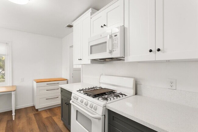 Foto del edificio - Welcome to this charming 2-bedroom