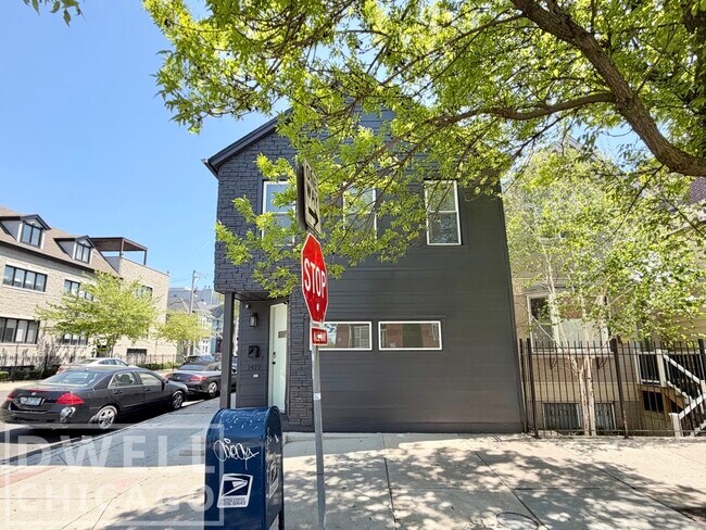 Building Photo - 1419 N Paulina St