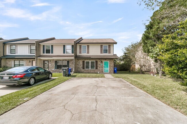 Building Photo - 3 Bedroom 1.5 Bath Town Home in North Charleston