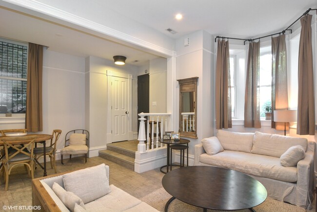 Living Room & Entrance - 447 W Webster Ave