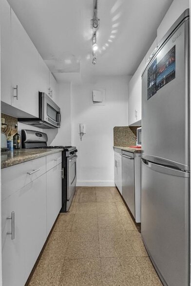 Building Photo - 400 E 54th St