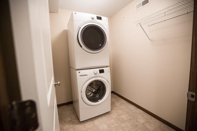 Building Photo - 2 bedroom in Iowa City IA 52245