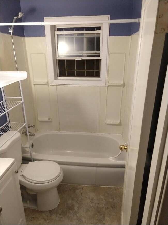 Tub/shower in bathrooom - 1119 N College St