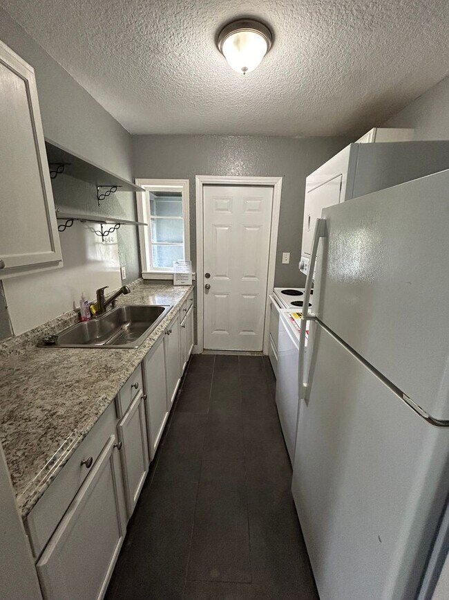 Building Photo - **APPLICATION RECEIVED** AVAILABLE NOW! 2 ...