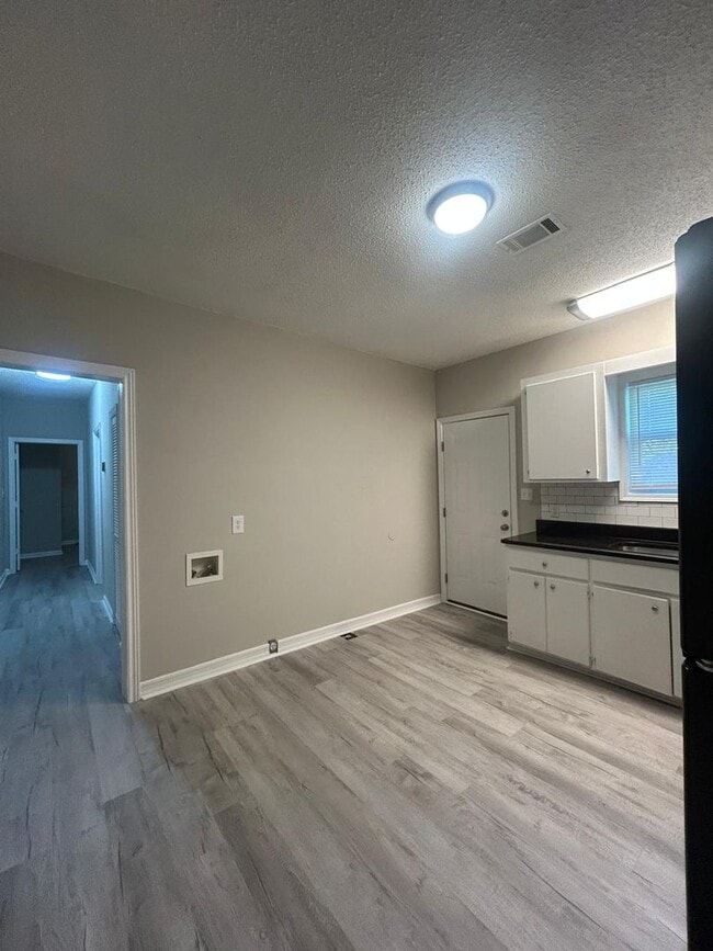 Building Photo - Fully Renovated Apartment Duplex Located in the Heart of Edgewood - 2227B