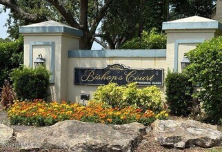 Building Photo - 13700 Richmond Park Dr N