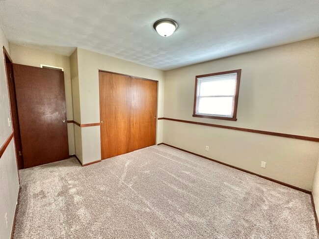 Building Photo - 3824 Skyview Dr