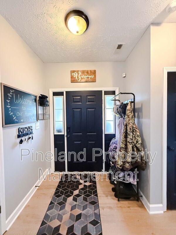 Foto del edificio - 229 Scarlet Oak Dr