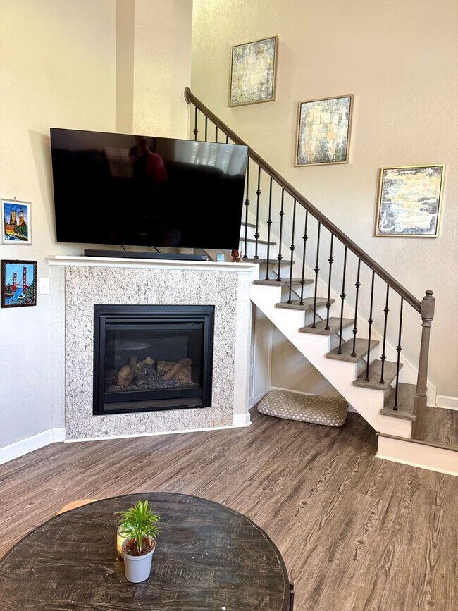Foto del edificio - WELCOME HOME to your Beautifully updated townhome.