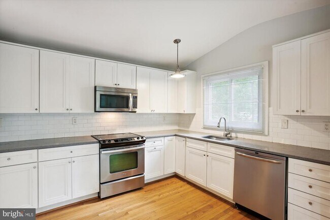 Foto del edificio - 8206 Stone Trail Dr