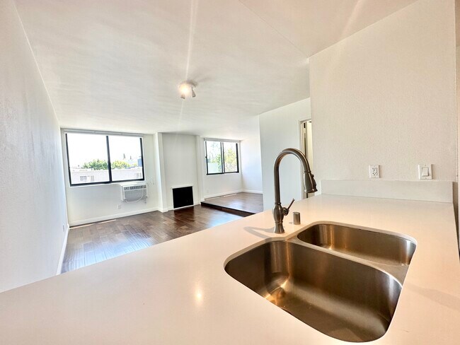 Building Photo - 724 N West Knoll Dr West Hollywood, CA 90069