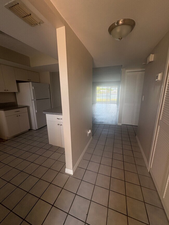 Building Photo - 706 SE 13th Ct