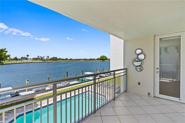 Building Photo - 9250 W Bay Harbor Dr
