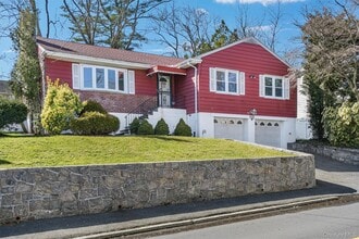 Building Photo - 846 Hartsdale Rd