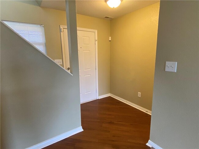 Building Photo - 3915 Planewood Dr