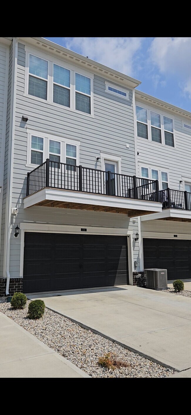 Building Photo - 1728 Blenker Dr
