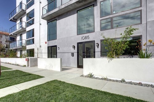 Foto del edificio - 10815 Missouri Ave