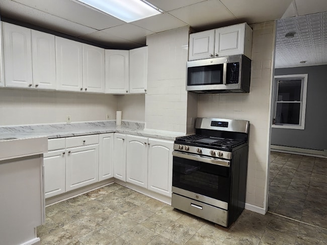 Building Photo - 32 Charles St