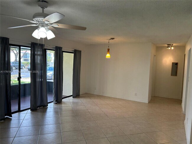 Foto del edificio - 301 N Pine Island Rd