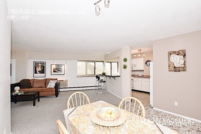 Foto del edificio - Stunning 2BD East Side Condo with Lake Views!