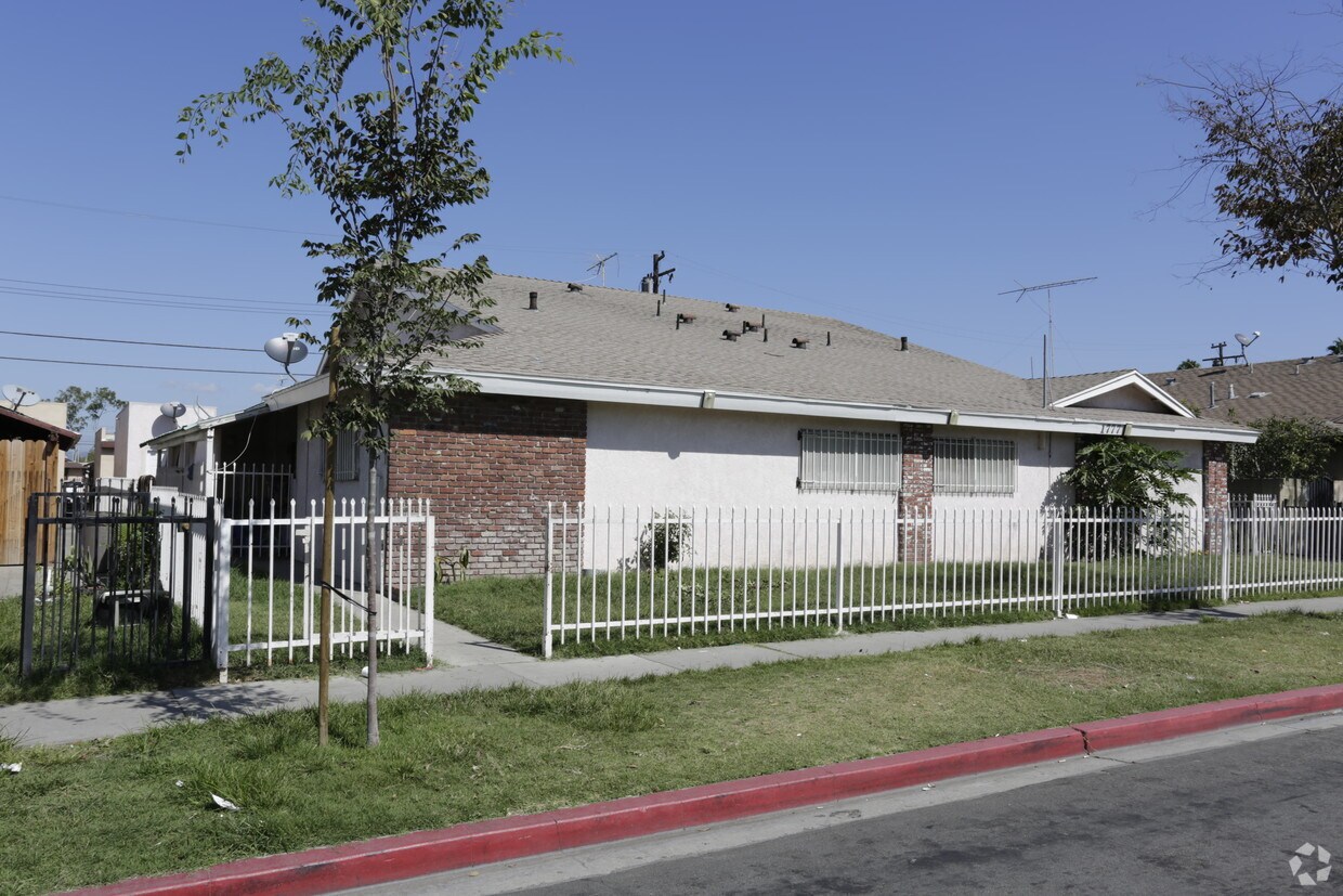 Primary Photo - 1777 W Glen Ave