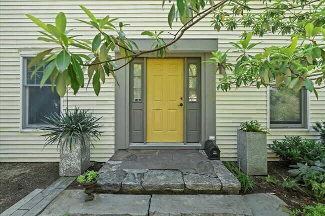 Foto del edificio - 349 Warburton Ave