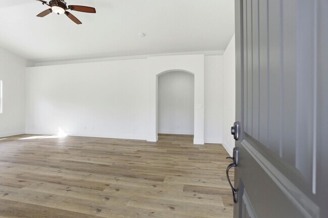 Building Photo - Beautiful Gated Country Property