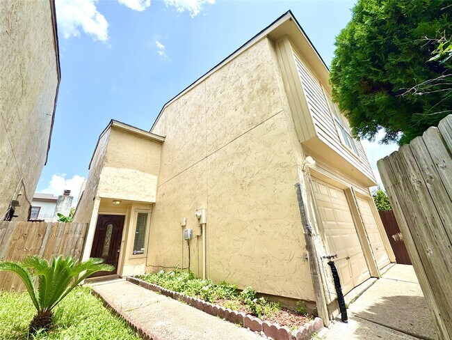 Foto del edificio - 12504 Autumn Leaf Ln