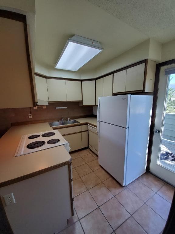 Building Photo - 761 Rainbow Dr