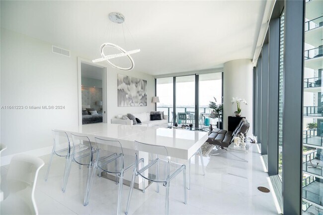 Foto del edificio - 650 NE 32nd St