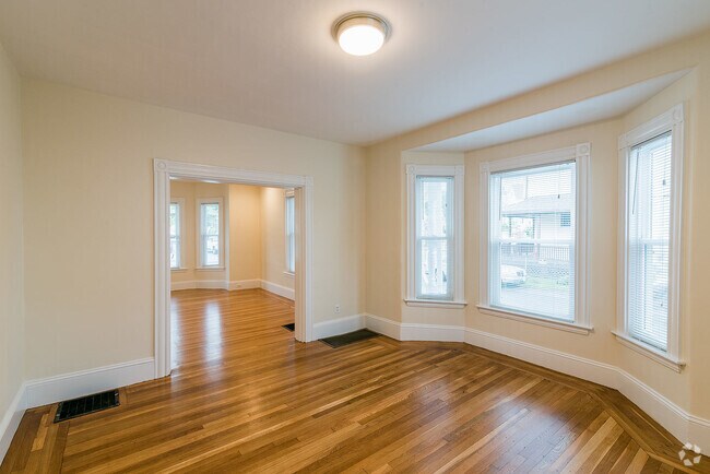Building Photo - 58 Saunders St