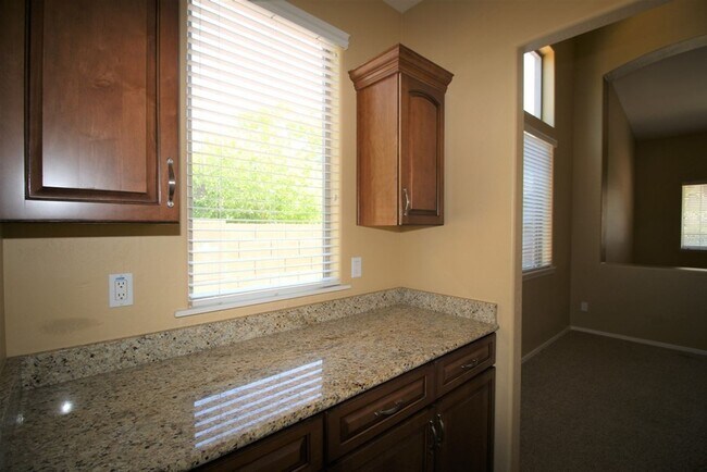 Building Photo - 4 bedroom 3.5 bath home in Mountain Gate i...