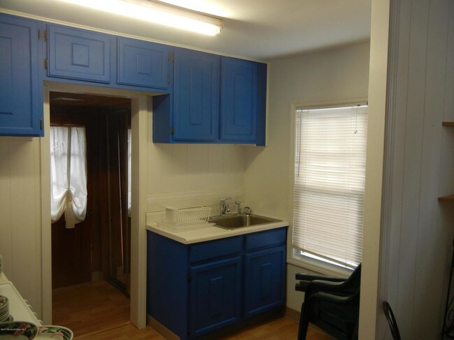 Building Photo - 613 Redmond Ave