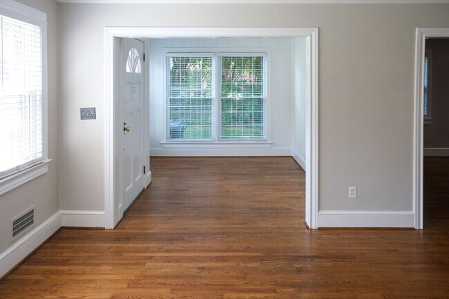 Building Photo - 3 bedroom, 1.5 bath house with fenced back...