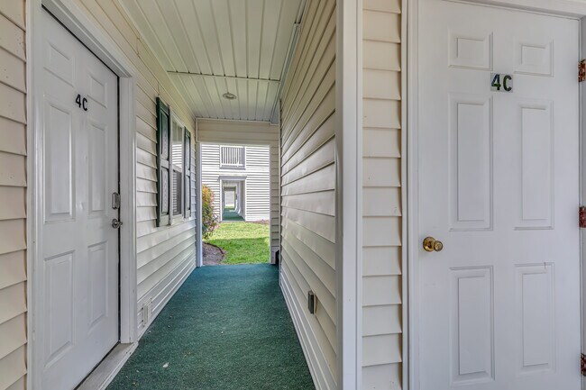 Foto del edificio - 589 Blue River Ct