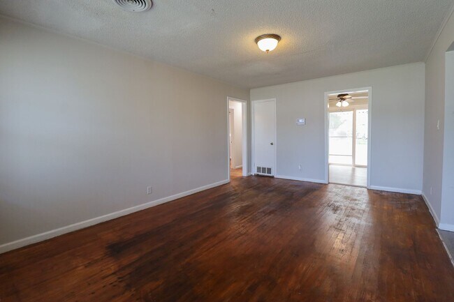 Foto del edificio - 3 BED 1 BATH! Schedule a tour today!